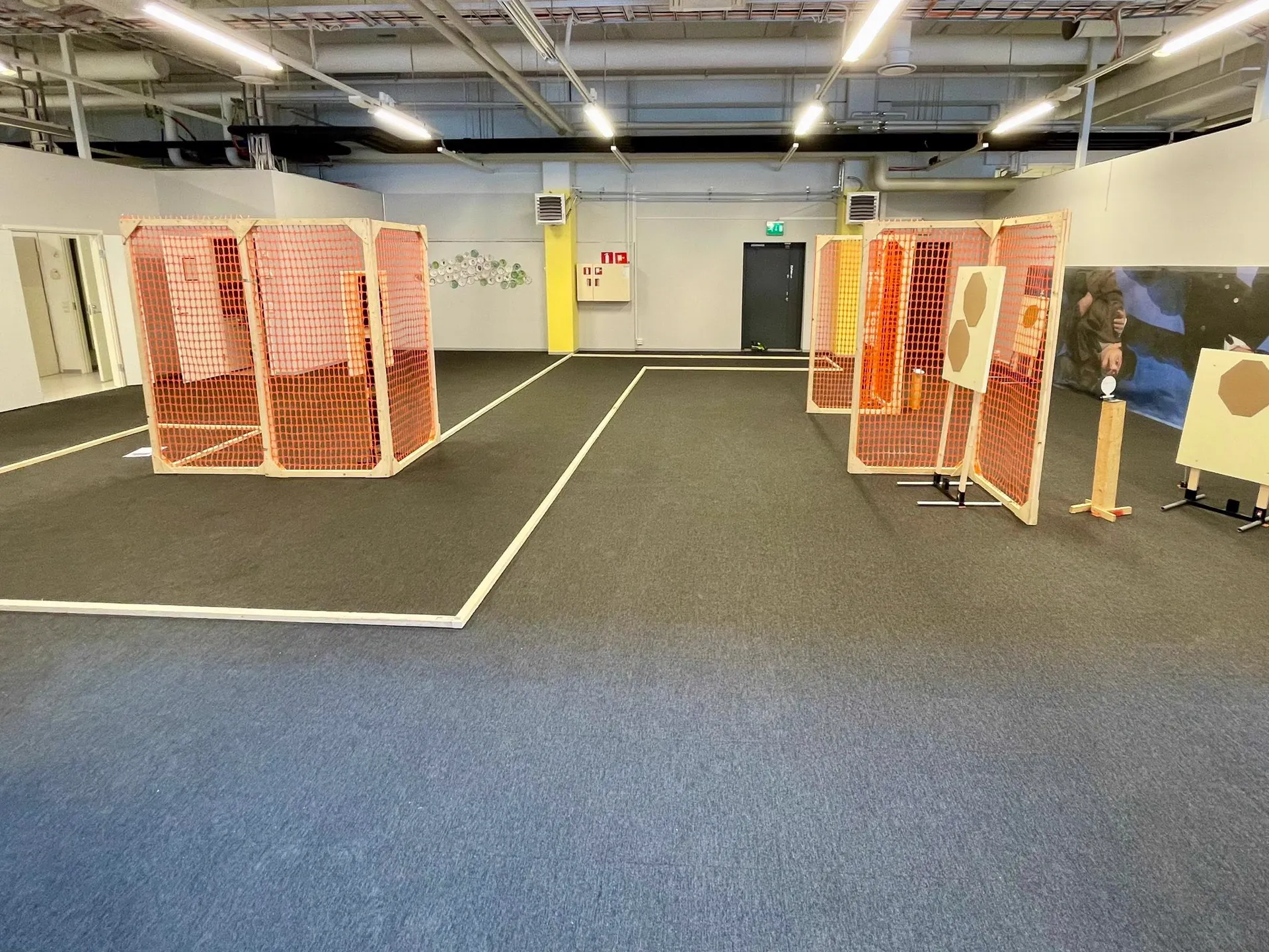 Action Air Shooting Centerin sisärata värikkäine esteineen ja tauluineen.